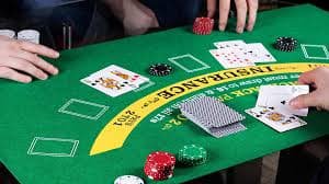 Pengguna dewasa membaca syarat promosi